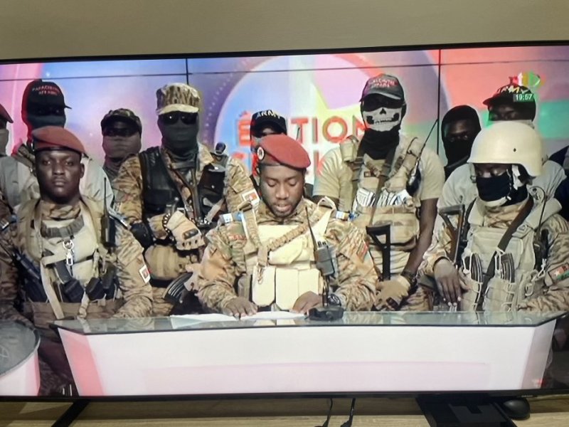 Burkina Faso: Abasirikare bemeje ku mugaragaro ko bahiritse ubutegetsi