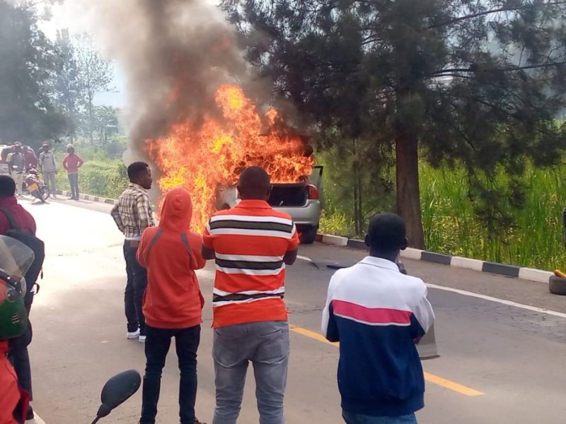 Nyarugenge: Imodoka y'ivatiri yafashwe n'inkongi y'umuriro irakongoka