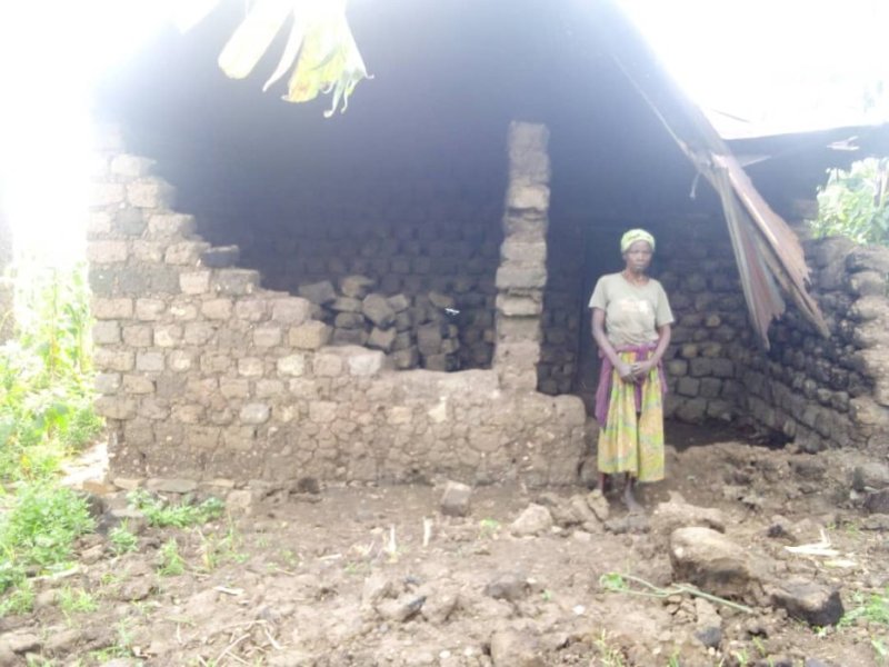 Karongi: Bayavuge wiciwe abe bose muri Jenoside atuye mu nzu yasenyutse [AMAFOTO]