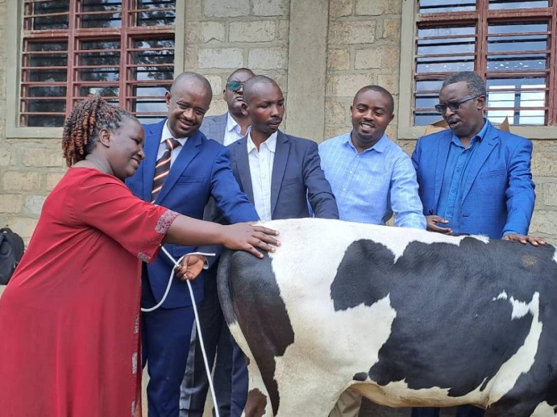 Itorero Bethesde rya Mwogo ku bufatanye na Compassion International boroje Abatishoboye Inka 16 