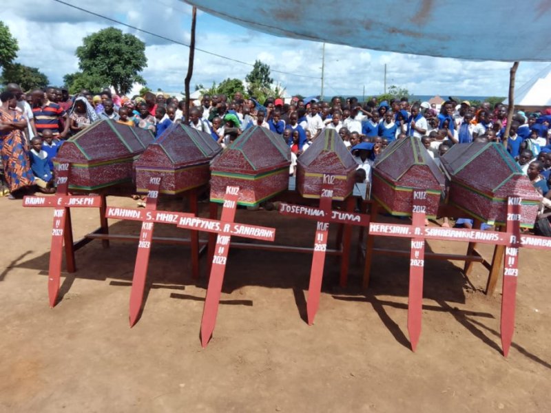 Abana batandatu bavukana bapfuye nyuma yo kurya ibiryo birimo uburozi