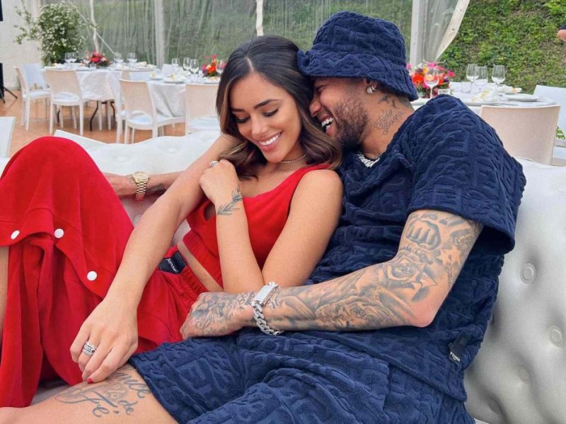Neymar Jr yahuye n'uruva gusenya kubera gusaba ikizungerezi amafoto cyambaye ubusa