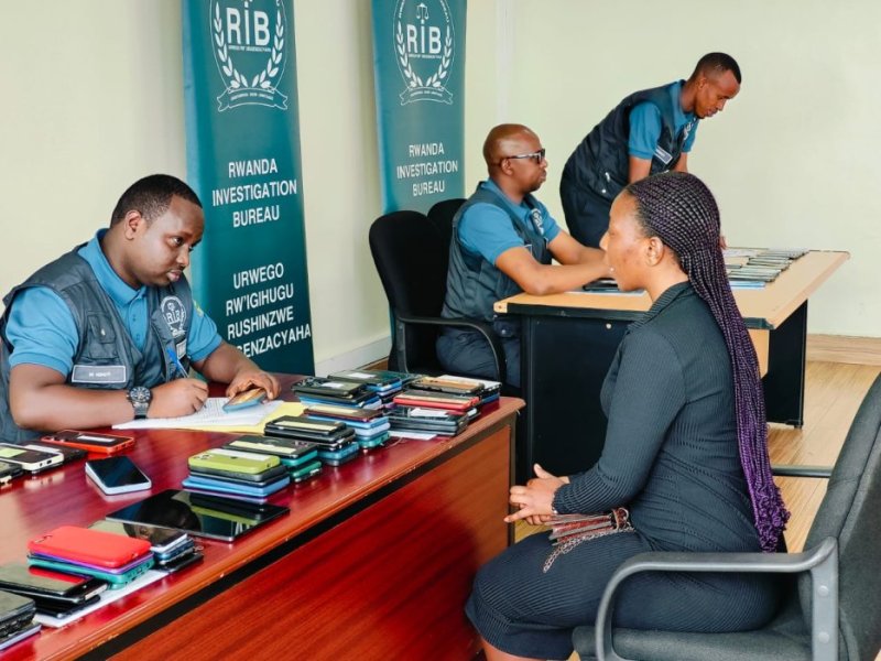 RIB yasubije telefoni 167 abari barazibwe [AMAFOTO]