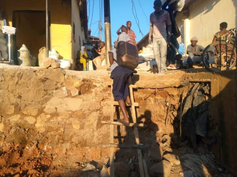 Muhima: Kugera mu rugo birasaba urwego. Abaturage bakomeje kwinubira uwo bavuga ko yabimye inzira igera mu ngo zabo
