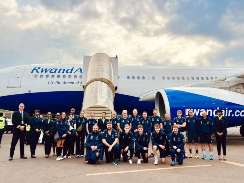 Abazahagararira u Bwongereza muri Shampiyona y'Isi y'Amagare bateze indege ya RwandAir