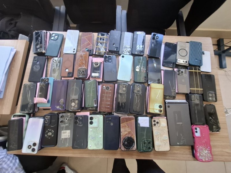 RIB yasubije abaturage telefone 140 z'arenga miliyoni 40 Frw zari zibwe