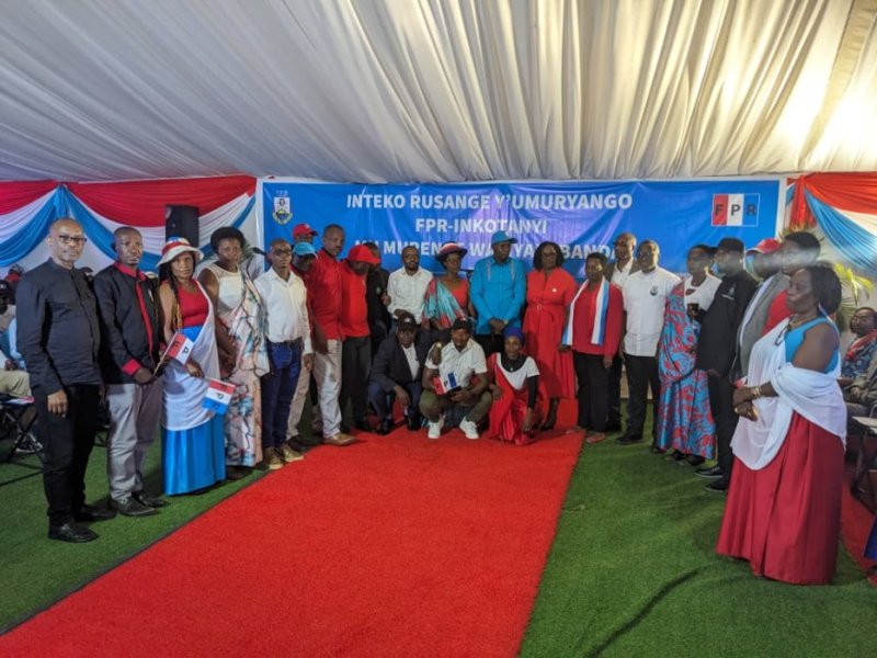 Abanyamuryango ba FPR-Inkotanyi mu murenge wa Nyakabanda barishimira ibikorwa by'indashyikirwa bagezeho.