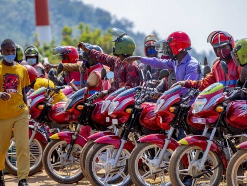 Amakuru y'uko moto zose zikoresha lisansi zizasimbuzwa muri uyu mwaka si yo: Minisitiri Gasore