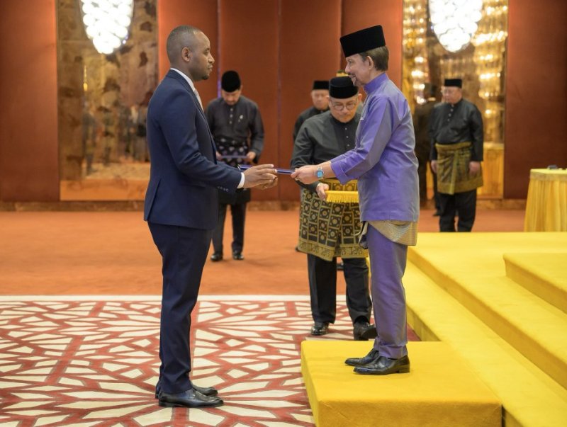 Amb. Uwihanganye yatanze impapuro zo guhagararira u Rwanda muri Brunei 