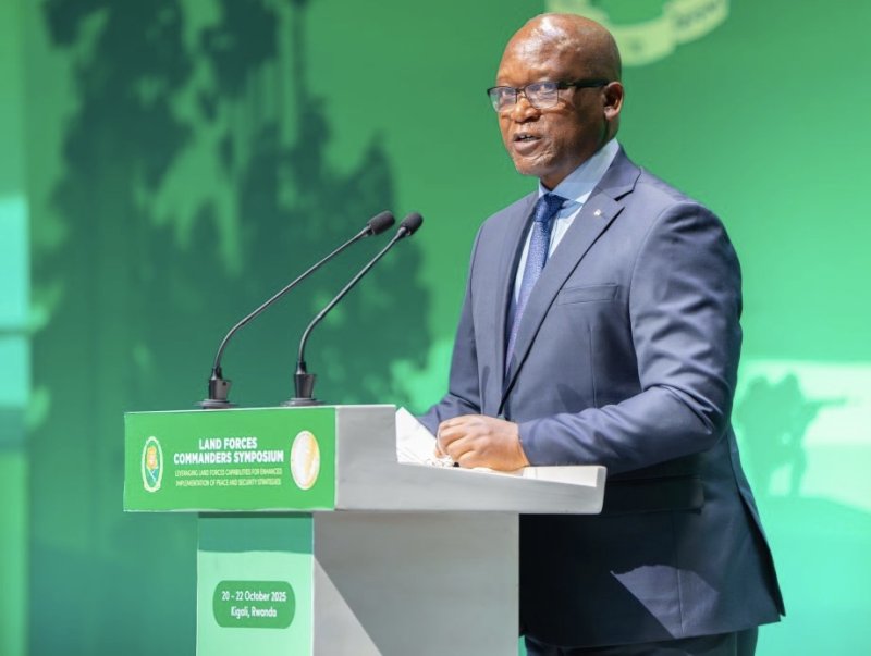 Minisitiri Marizamunda yibukije ingabo zirwanira ku butaka uburemere bw'inshingano zifite