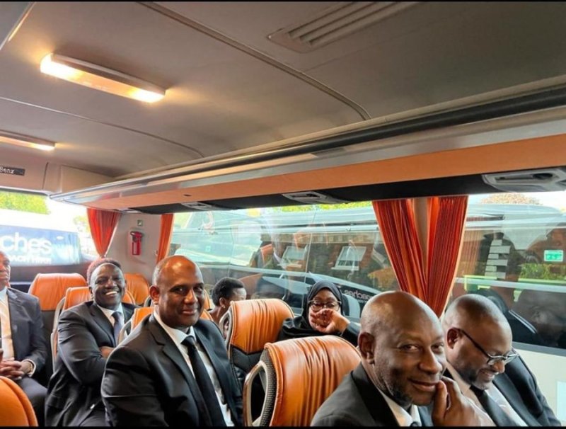 IFOTO Y'UMUNSI: Perezida Ruto na Samia Suluhu muri Bisi rusange bagiye gutabariza umwamikazi