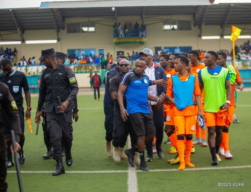 Abashinzwe umutekano bagobotse abasifuzi bari bamerewe nabi n'abakinnyi n'abafana ba Rutsiro FC