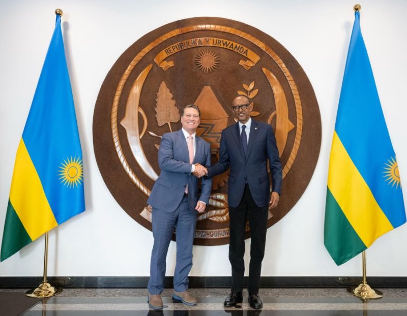 perezida Kagame yakiriye mu biro bye intumwa yo muri komite y'ubutasi ya America