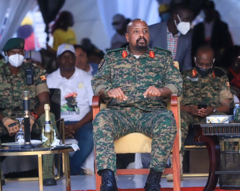 Gen. Muhoozi yabwiye abanya Kenya ko ntawamubuza gukora icyo aricyo cyose ashaka