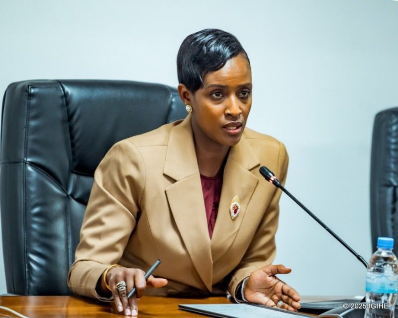 Minisitiri Mukazayire yabajijwe ku mpinduka zihora muri FERWAFA n'abatoza Amavubi