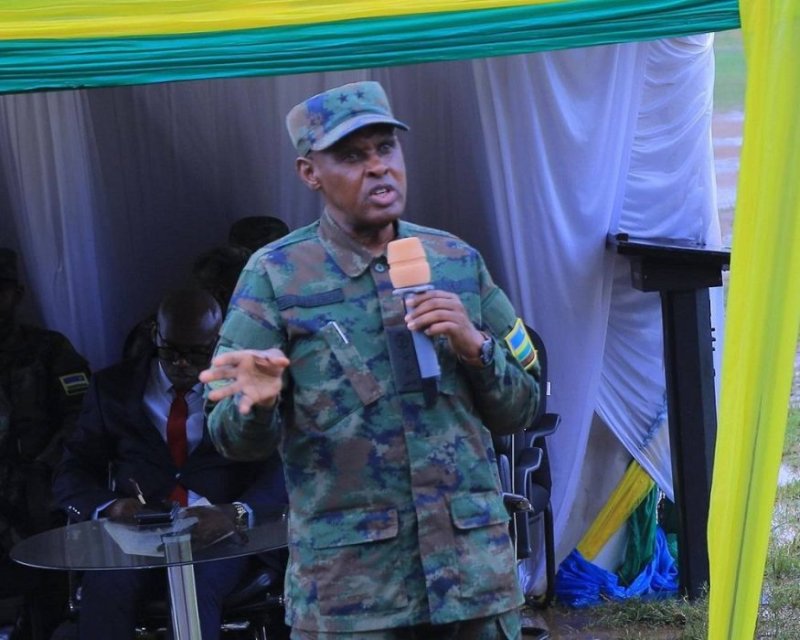 Gen. Maj. Nkubito yabwiye abaturage ba Rubavu ko hari ibidakinishwa