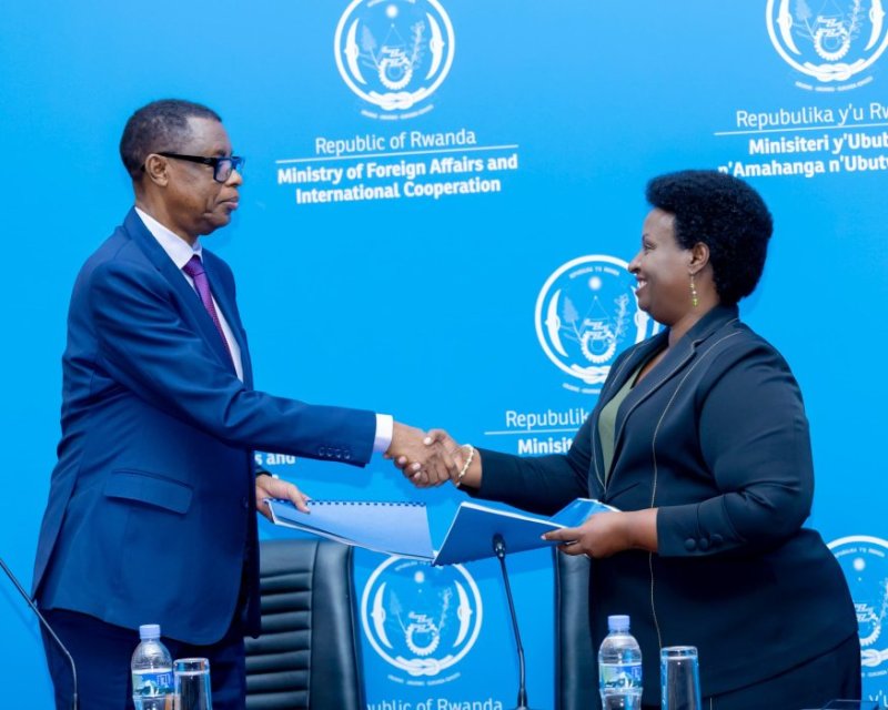Gen (Rtd) Kabarebe yahererekanyije ububasha na Dr. Usta Kayitesi