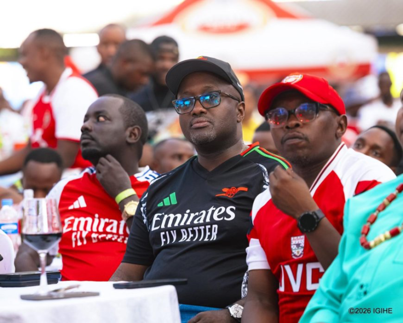 Minisitiri Nduhungirehe yishimiye impano Arsenal FC yahaye Abanyarwanda