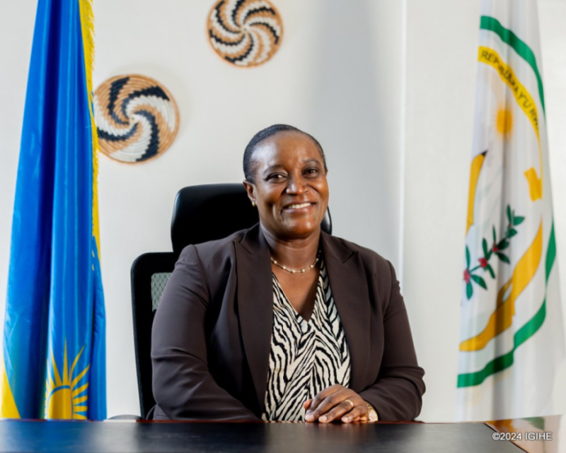 Ntabwo ninjira iwanjye nka Minisitiri, ninjira nk'umugore, nka mama w'abana- Uwimana Consolée