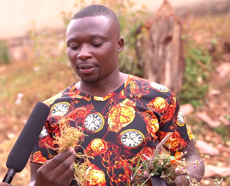 RUBAGINTARE yahishuye uburyo agendana n'abakurambere b'iwabo 12 akanavugana nabo binyuze mu nzoka,afite n'imiti ikurura abakobwa