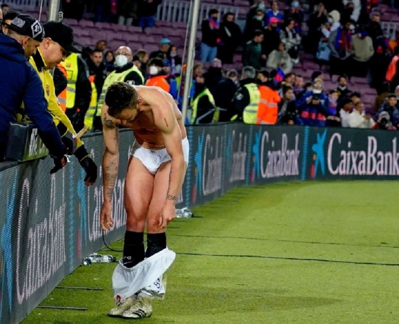 Byamurenze akora agashya yikura imyenda ye ayiha abafana ba FC Barcelona asigara mu kibuga yambaye ubusa[AMAFOTO]