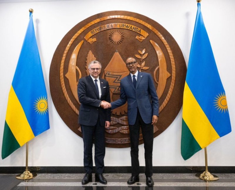 Perezida Kagame yaganiriye n'umujyanama mukuru wa Trump