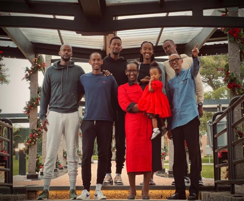 IFOTO Y'UMUNSI: Perezida Kagame n'umuryango we bifurije Abanyarwanda umwaka mwiza