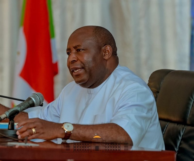 Perezida Ndayishimiye yongeye kwiyama abagereranya Amarundi n'amadorali asobanura uburyo Amarundi atataye agaciro