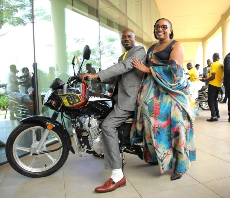 IFOTO Y'UMUNSI: Mwarimu yatwaye Minisitiri w'Uburezi kuri moto